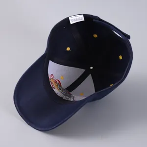 Dettaglio interno del cappellino navy in tessuto 100% acrilico con cuciture di qualità