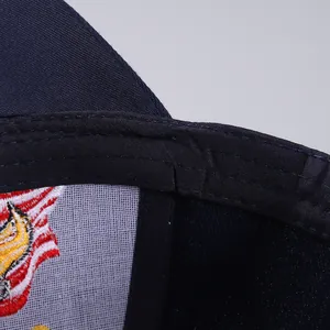 Vista macro delle cuciture della fascia e della toppa ricamata con aquila USA sul cappello