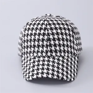 Vista dettagliata del classico motivo pied-de-poule bianco e nero su un cappello da baseball