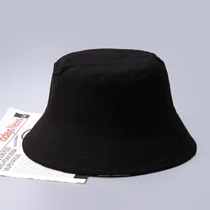 Chapeau bob noir classique en toile durable présenté sur un fond moderne minimaliste