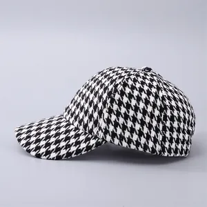 Berretto da baseball classico con motivo pied de poule bianco e nero e tesa curva