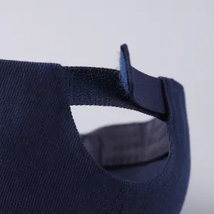 Dettaglio del cinturino regolabile e trama in cotone della protezione blu navy scuro