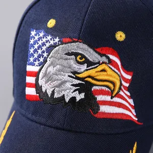 Dettaglio del ricamo 3D con aquila e bandiera USA su cappellino da baseball blu scuro
