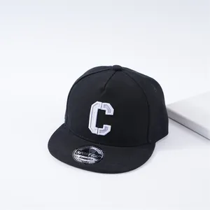 Λεπτομέρεια μαύρου καπέλου snapback με λευκό κεντημένο γράμμα C σε 3D