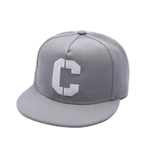 Λεπτομέρεια από γκρι καπέλο snapback με λευκό κέντημα του γράμματος C υψηλής ποιότητας