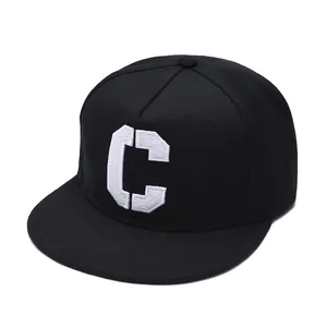 Μινιμαλιστικό μαύρο hip-hop καπέλο snapback με λευκό 3D κεντημένο γράμμα C