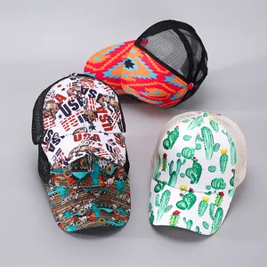 Detailaufnahme von atmungsaktiven Mesh-Trucker-Caps mit USA-Druck und Kaktus-Motiven