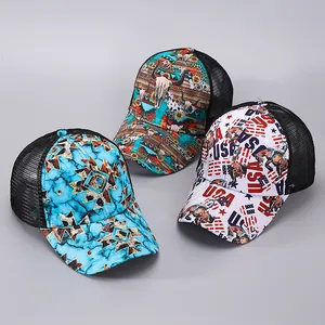 Detailansicht von drei atmungsaktiven Mesh Trucker Caps mit Boho und USA Motivdrucken