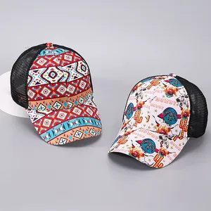 Detail von Mesh-Trucker-Caps mit ethnischen Mustern und HOWDY-Rinderprint-Designs