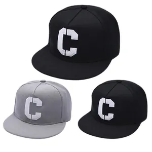 Κλασικά καπέλα snapback με κέντημα γράμμα C σε μαύρο και γκρι χρώμα, βαμβακερό ύφασμα