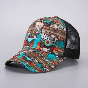 Detail der Western Boho Mesh Trucker Cap mit Sonnenblumen Print und Pferdeschwanz Loch