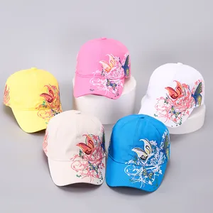Detaillierte Stickerei mit Blumen und Schmetterlingen auf fünf bunten Baseballkappen