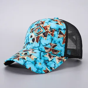 Detail von blaugrünem Marmormuster und atmungsaktivem schwarzem Netz an dieser Netzkappe