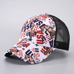 Detail der USA Trucker-Cap mit Cowboy-Print und atmungsaktivem schwarzem Mesh-Material