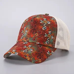 Detail der Vintage-Trucker-Mütze mit Kreuz-Sonnenblumen-Print und Netzrückseite