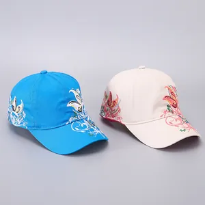 Nahaufnahme eleganter Schmetterlingsstickerei auf hellblauen und cremeweißen Kappen