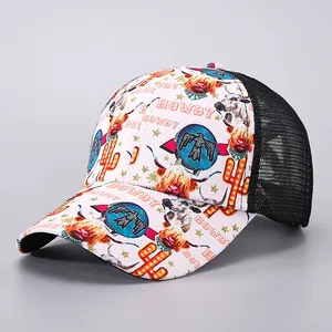 Seitenansicht der Mesh-Baseballkappe mit Hochlandrind- und Howdy-Blumenmustern