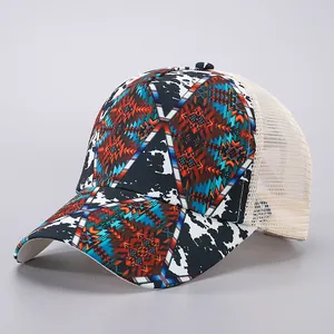 Detail einer Ponytail-Mesh-Baseballkappe mit Ethno-Azteken- und Kuhmuster-Druck