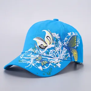 Detailaufnahme der blauen Baseballkappe mit Blumen- und Schmetterlingsstickerei und Pailletten