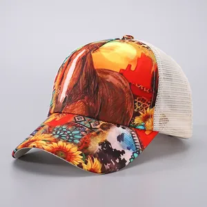 Detail der Sommer-Mesh-Baseballkappe mit Pferdedruck und atmungsaktivem Mesh-Design