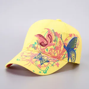 Gelbe Baseballkappe mit rosa und blauen Blumen-Schmetterlings-Stickereien und Glitzerpailletten