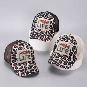 Detailweergave van drie MOM LIFE trucker caps met luipaardprint en ademend gaaswerk