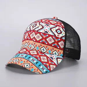 Detail der Mesh-Baseballkappe mit lebhaftem geometrischem Boho-Print-Sonnenmuster