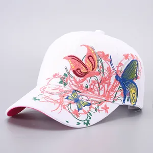 Detail der Blumen- und Schmetterlingsstickerei mit Pailletten auf weißer Baumwollkappe