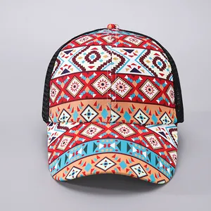 Detail des bunten geometrischen Tribal-Prints auf der atmungsaktiven Mesh-Trucker-Cap