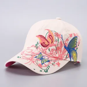 Detailansicht der bunten Schmetterlings-Stickerei und Pailletten auf der Baseballkappe