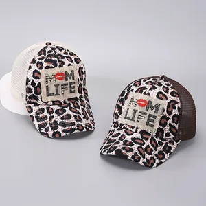 Detail van baseballpetten met luipaardprint, Mom Life patch en ademend gaasontwerp