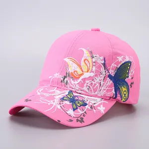 Detailansicht der rosa Baumwollkappe mit bunten Schmetterlings-Stickereien und Pailletten