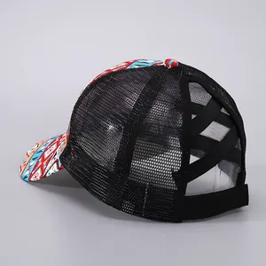 Atmungsaktive Mesh-Pferdeschwanz-Kappe mit geometrischem Druck und Kreuzbändern
