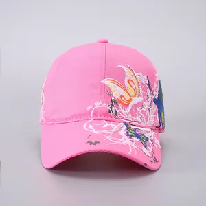Detail einer rosa Baseballkappe mit lebhafter Schmetterlingsstickerei und Pailletten