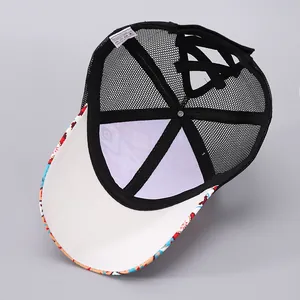 Detail der atmungsaktiven Mesh-Baseballkappe mit 65% Baumwolle und Pferdeschwanz-Loch