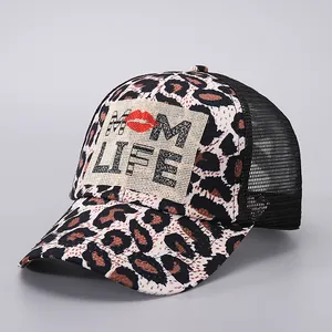 MOM LIFE trucker pet met luipaardprint, ademend mesh en een gebogen klep