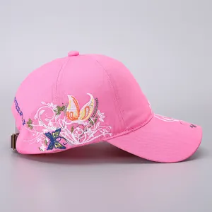 Detail der rosa Baumwoll-Baseballkappe mit Blumen-Schmetterlings-Stickerei und Metallschnalle