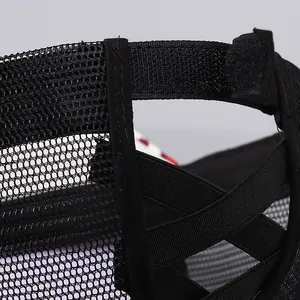 Detail von atmungsaktivem Mesh-Gewebe und elastischen Überkreuzbändern an der Rückseite der Kappe