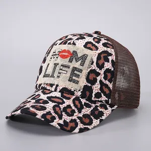 Detail van MOM LIFE truckerpet met luipaardprint, ademend gaas en paardenstaartgat