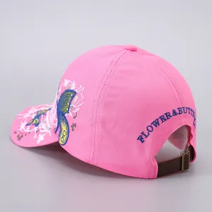 Detail der rosa Baseballkappe mit Schmetterlingsstickerei und Leder-Verstellriemen