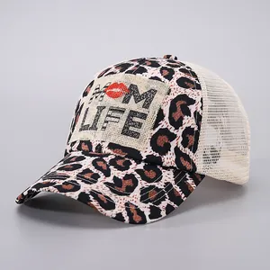 Detail van luipaardprint honkbalpet met MOM LIFE-patch en ademend mesh aan achterkant