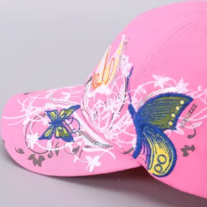 Detail von eleganter Schmetterlingsstickerei und silbernen Pailletten auf rosa Baseballkappe