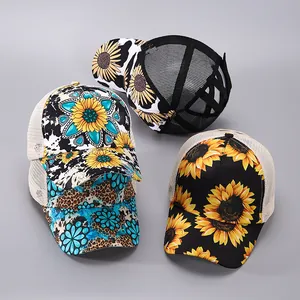 Details von atmungsaktiven Mesh-Caps mit Blumendruck und elastischer Ponytail-Öffnung