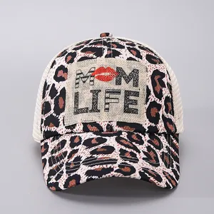 Detail van de MOM LIFE luipaardpatch en ademend mesh op de paardenstaart baseballpet