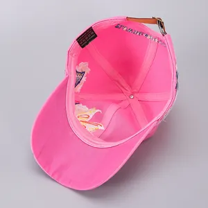 Innenansicht der rosa Baumwoll-Basecap mit Schmetterlingsstickerei und Leder-Verschluss
