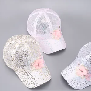 Détails de casquettes à paillettes avec fleurs en dentelle et perles en rose, or et argent