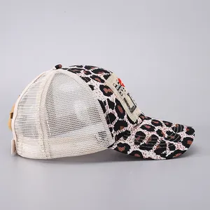 Detail van de baseballpet met luipaardprint, ademend gaas en een verstelbare sluiting