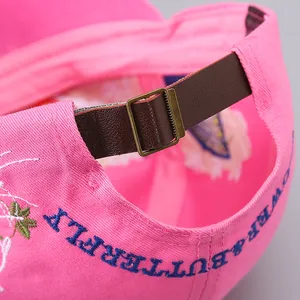 Rosa Baseballkappe Rückseite mit Lederband, Metallschnalle und Blumenstickerei