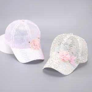 Détail de casquettes en dentelle à paillettes avec fleurs et perles décoratives
