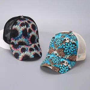 Detail von Trucker-Hüten mit Blumen- und Leopardenmuster und atmungsaktivem Netzteil